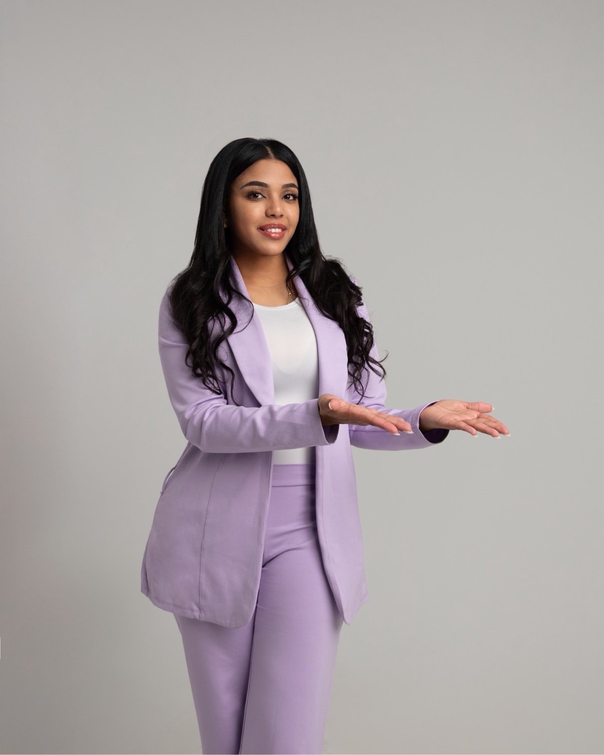 Keyla Acevedo con traje lavanda